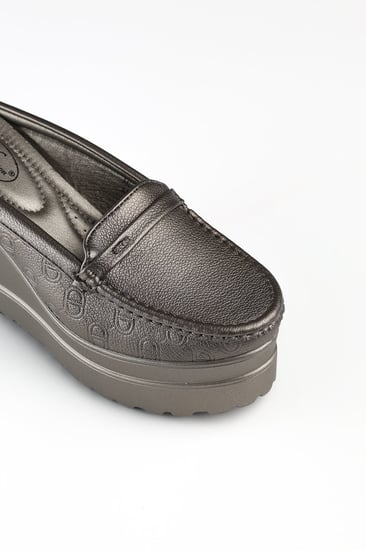 حذاء كعب عالي طبي سابو مفتوح من الخلف يتوسطه شريط جلدي رفيع و بجوانبه قطعة معدنية