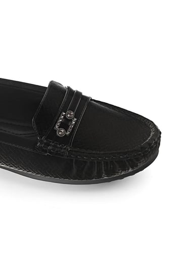 حذاء فلات طبي مغلق بلمعة وشريط جلدي