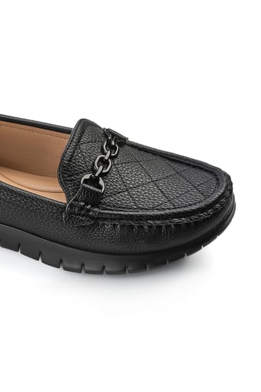 حذاء طبي كاجوال يتوسطه سلسلة معدنية أنيقة