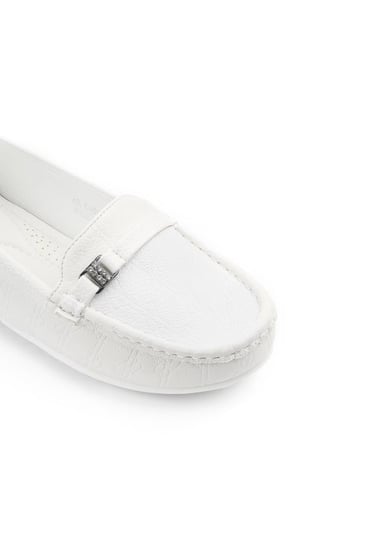 حذاء فلات طبي كاجوال مغلق يزينه حزام جلدي مزود بستراس