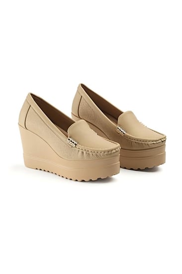 حذاء كعب عالي طبي سابو مغلق من الخلف بلمعة خفيفة بقطعة معدنية على جانبي الحذاء وبجوانب مزخرفة بأشكال مستطيلة