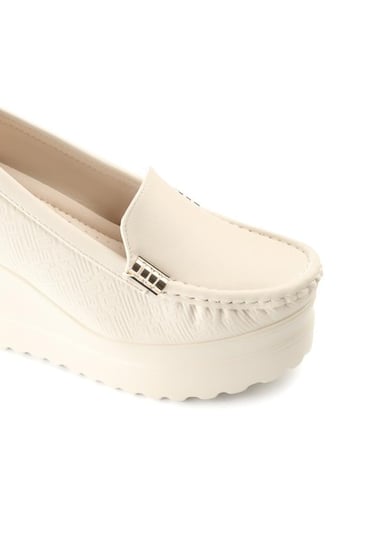 حذاء كعب عالي طبي سابو مغلق من الخلف بلمعة خفيفة بقطعة معدنية على جانبي الحذاء وبجوانب مزخرفة بأشكال مستطيلة