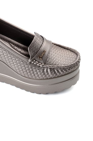 حذاء كعب عالي طبي سابو بدون لمعة مغلق من الخلف يتوسطه شريط جلدي بأطرافه قطعة معدنية وبجوانب مزخرفة هندسياً