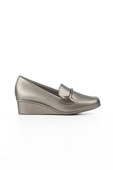 حذاء كعب متوسط طبي مغلق يتوسطه شريط جلدي رفيع بحواف عريضة