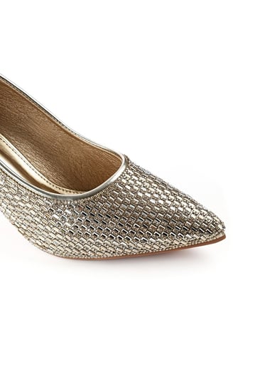 حذاء كلاسيكي مرصع بأحجار لامعة بكعب رفيعرعالِ ومقدمة مدببة