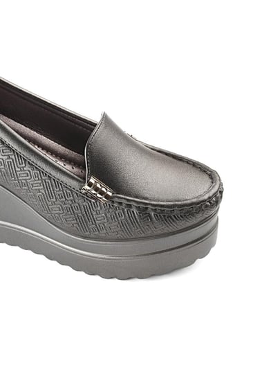 حذاء كعب عالي طبي سابو مغلق من الخلف بلمعة خفيفة بقطعة معدنية على جانبي الحذاء وبجوانب مزخرفة بأشكال مستطيلة