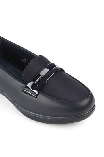 حذاء كعب متوسط طبي مغلق بدون لمعة يتوسطه شريط جلدي لامع