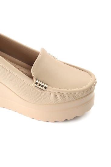 حذاء كعب عالي طبي سابو مغلق من الخلف بلمعة خفيفة بقطعة معدنية على جانبي الحذاء وبجوانب مزخرفة بأشكال مستطيلة