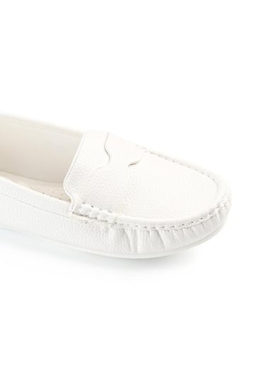 حذاء فلات طبي كاجوال مغلق مزين بحزام جلدي بشكل فيونكة