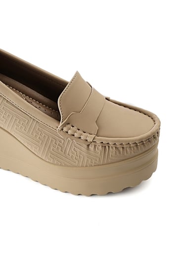 حذاء كعب عالي طبي سابو مغلق من الخلف بدون لمعة يتوسطه قطعة جلدية سادة وبجوانب مزخرفة هندسياً بشكل مستطيل