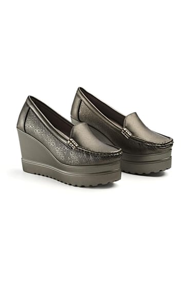 حذاء كعب عالي طبي سابو مغلق من الخلف بلمعة خفيفة بقطعة معدنية على جانبي الحذاء وبجوانب مزخرفة بأشكال مستطيلة