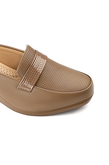 حذاء كعب متوسط طبي انيق ومريح مفتوح من الخلف يتوسطه شريط جلدي عريض لامع وكعب عريض