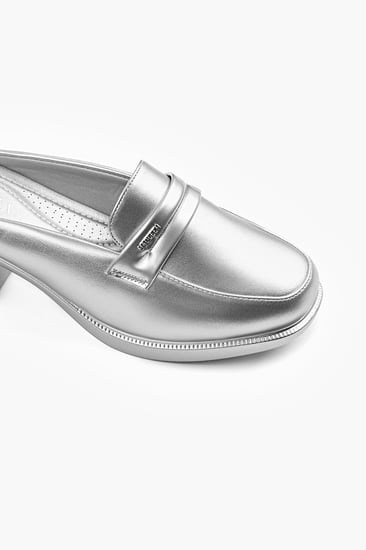 حذاء كعب متوسط طبي مفتوح من الخلف بكعب منفصل وبدون لمعة يتوسطه شريط جلدي بلمعة وقطعة معدنية على الجوانب (MADLEEN)