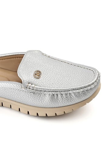 حذاء فلات كاجوال نسائي مفتوح من الخلف مزين بستراس دائري على الجانب