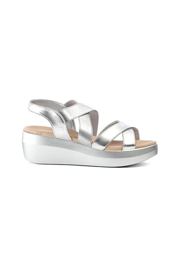 حذاء طبي كعب مفتوح بمقدمة بشكل شرائط متقاطعة وشريط جلدي لتثبيت الكعب