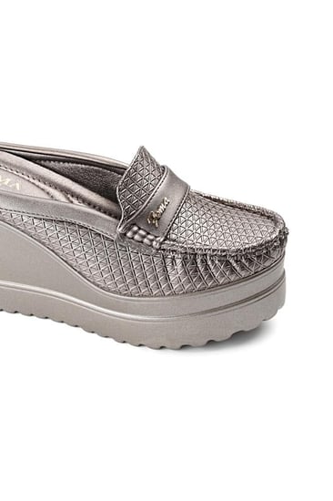 حذاء كعب عالي طبي سابو مفتوح بشريط جلدي على جوانبه قطعة معدنية بدون لمعة