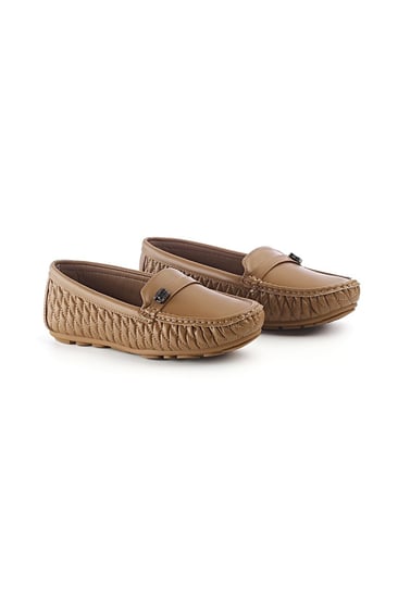 حذاء فلات طبي كاجوال مغلق مزين بشريط جلدي رفيع وقطعة ستراس ناعمة