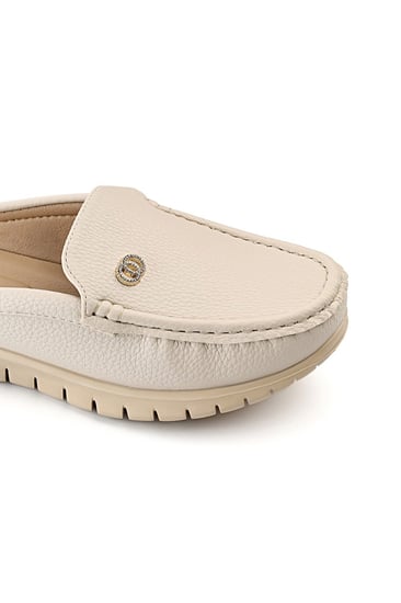 حذاء فلات كاجوال نسائي مفتوح من الخلف مزين بستراس دائري على الجانب