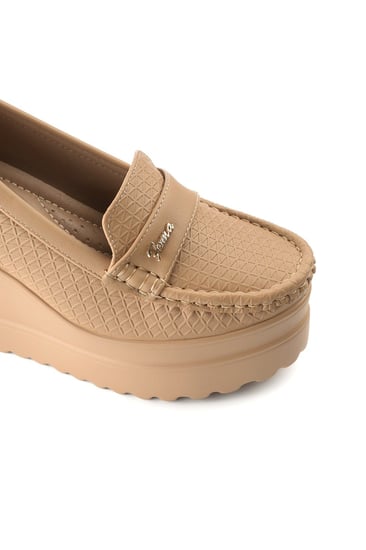 حذاء كعب عالي طبي سابو بدون لمعة مغلق من الخلف يتوسطه شريط جلدي بأطرافه قطعة معدنية وبجوانب مزخرفة هندسياً