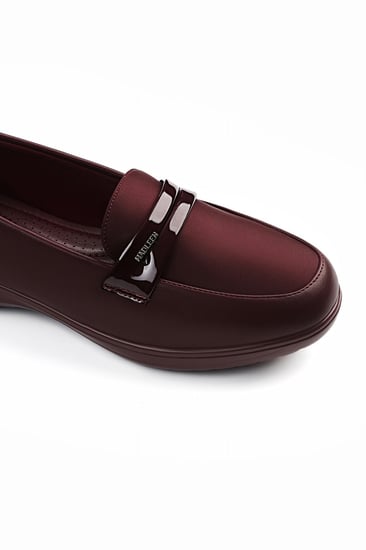 حذاء كعب متوسط طبي مغلق بدون لمعة يتوسطه شريط جلدي لامع