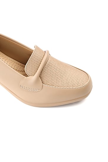 حذاء كعب متوسط طبي انيق ومريح مغلق يتوسطه شريط جلدي رفيع وكعب بلوك منفصل