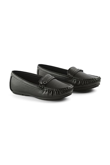 حذاء فلات طبي كاجوال مغلق يتوسطه حزام جلدي رفيع تزينه قطعة معدنية بشكل C