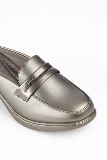 حذاء كعب متوسط طبي مفتوح من الخلف بكعب منفصل وبدون لمعة يتوسطه شريط جلدي بلمعة وقطعة معدنية على الجوانب (MADLEEN)