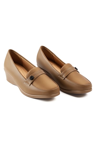 حذاء كعب متوسط طبي مغلق بدون لمعة  يتوسطه شريط جلدي أنيق و بجوانبه قطعة معدنية بشكل وردة