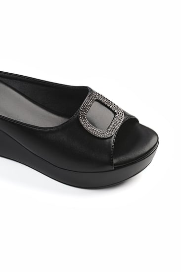 حذاء كعب ميول طبي انيق بمقدمة مرصعة بستراس