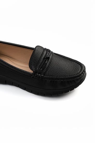 حذاء فلات طبي كاجوال مغلق تزينه قطعة من الجلد والستراس