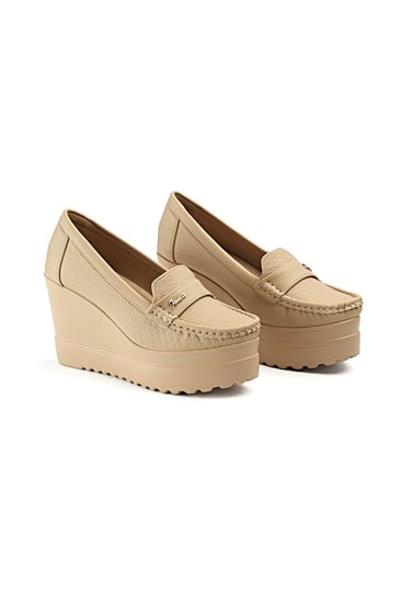 حذاء كعب عالي طبي سابو بدون لمعة مغلق من الخلف يتوسطه شريط جلدي بأطرافه قطعة معدنية وبجوانب مزخرفة هندسياً