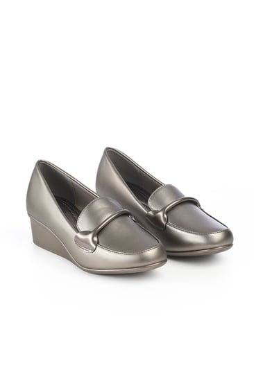 حذاء كعب متوسط طبي مغلق يتوسطه شريط جلدي رفيع بحواف عريضة