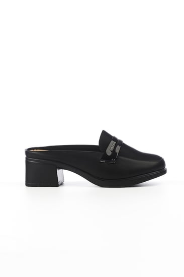 حذاء كعب متوسط طبي مفتوح من الخلف بكعب منفصل وبدون لمعة يتوسطه شريط جلدي بلمعة وقطعة معدنية على الجوانب (MADLEEN)