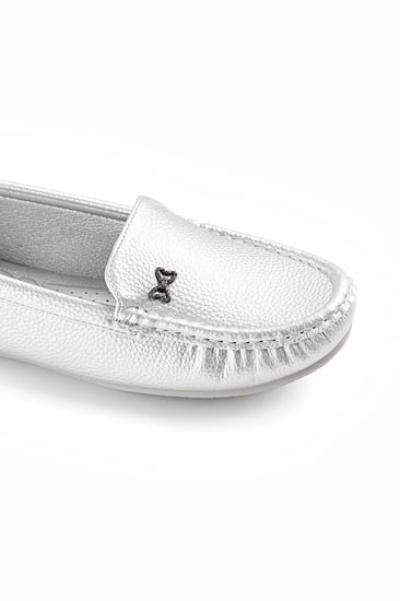 حذاء فلات طبي كاجوال مغلق مزين بقطعة معدنية بشكل فيونكة