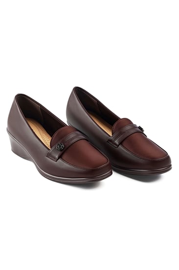 حذاء كعب متوسط طبي مغلق بدون لمعة  يتوسطه شريط جلدي أنيق و بجوانبه قطعة معدنية بشكل وردة