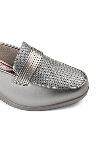 حذاء كعب متوسط طبي انيق ومريح مفتوح من الخلف يتوسطه شريط جلدي عريض لامع وكعب عريض