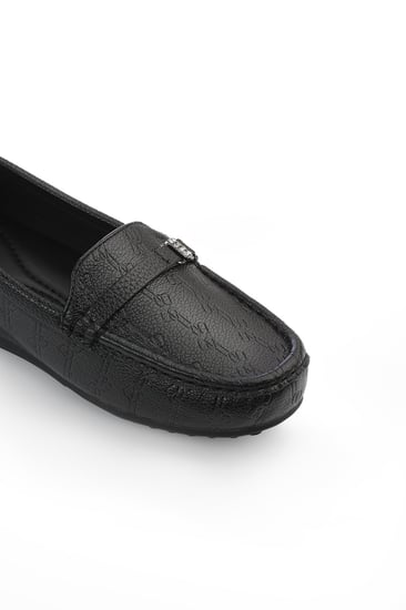 حذاء فلات طبي كاجوال مغلق يزينه حزام جلدي مزود بستراس