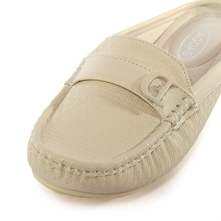 حذاء فلات طبي نسائي مفتوح من الخلف مزود بشريط جلدي مزين بقطعة معدنية بحرف D