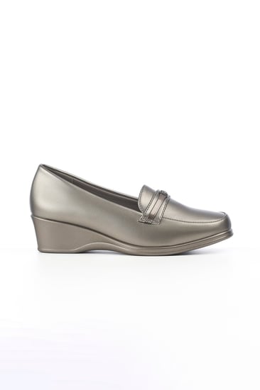 حذاء كعب متوسط طبي مغلق بشريط عريض  يتوسطه شريط جلدي بداخله قطعة معدنية أنيقة