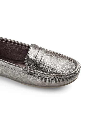 حذاء فلات طبي كاجوال مغلق يتوسطه حزام جلدي رفيع تزينه قطعة معدنية بشكل C