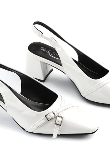 حذاء كلاسيكي بمقدمة مدببة مزين بأحزمة جلدية و كعب سميك وحزام جلدي