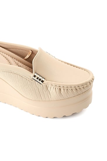 حذاء كعب عالي طبي سابو مفتوح من الخلف بقطعة معدنية على جانبي الحذاء وبجوانب مزخرفة