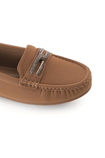 حذاء فلات طبي كاجوال مغلق مزين بشريط جلدي مدمج بستراس