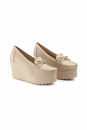 حذاء كعب عالي طبي سابو مغلق من الخلف يتوسطه شريطة على شكل فيونكة وجوانب مزخرفة