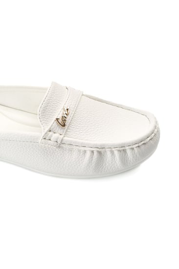 حذاء فلات طبي كاجوال مغلق يزينه شريط جلد