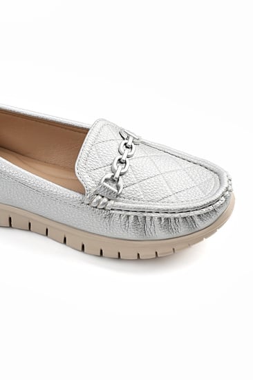 حذاء طبي كاجوال يتوسطه سلسلة معدنية أنيقة