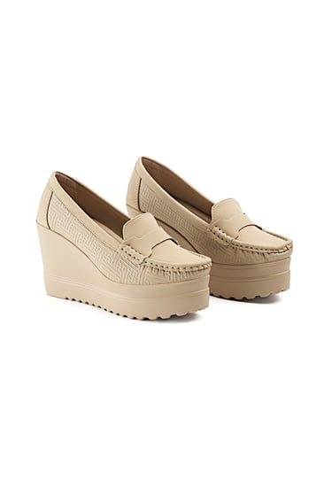 حذاء كعب عالي طبي سابو مغلق من الخلف بدون لمعة يتوسطه قطعة جلدية سادة وبجوانب مزخرفة هندسياً بشكل مستطيل