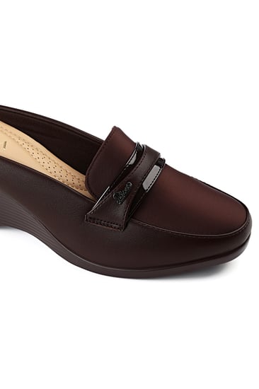 حذاء كعب متوسط طبي انيق ومريح يتوسطه شريط جلدي وقطعة معدنية على الجوانب