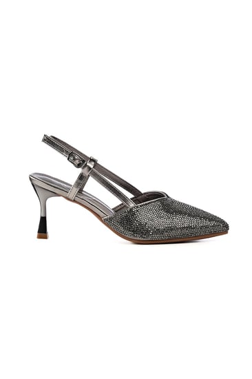 حذاء كلاسيكي سهرة مزين بأحجار لامعة بمقدمة مدببة مع حزام و إبزيم إغلاق وكعب رفيع