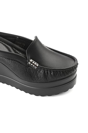 حذاء كعب عالي طبي سابو مفتوح من الخلف بقطعة معدنية على جانبي الحذاء وبجوانب مزخرفة